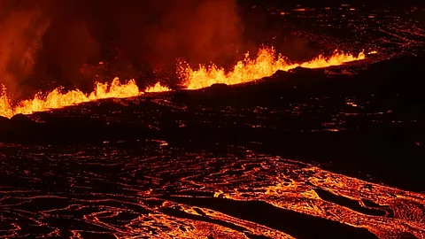 نار موقدة.. بالصور: بركان أيسلندا يرعب السكان ويبتلع منتجعًا سياحيًّا شهيرًا