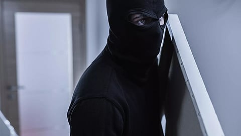 اللصوص وصلوا بدراجات وأطلقوا النيران.. السطو على "كنز فرنسي" في وضح النهار!