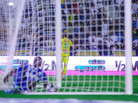 الخليج يُفجِّرها ويكسر سلسلة انتصارات الهلال المتتالية