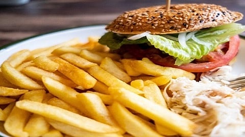 من المعدة إلى الجهاز العصبي.. طبيبة أطفال: هذه الأطعمة والمشروبات خطيرة على تلاميذ المدارس