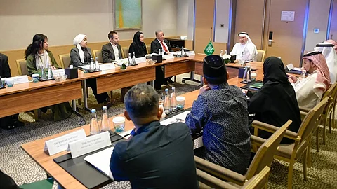 "الربيعة" يلتقي مجموعة من الإعلاميين الدوليين على هامش المؤتمر الدولي للتوائم الملتصقة