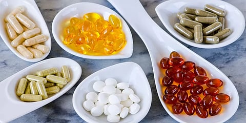 خبيرة تغذية تحذّر: تناول المكملات الغذائية بشكل مفرط يعزّز ظهور أورام ثانوية