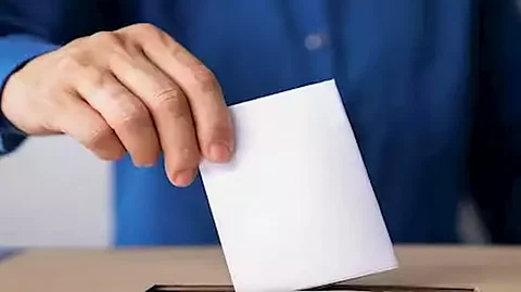 الرومانيون يدلون بأصواتهم في الانتخابات الرئاسية