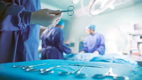 جراحة عاجلة بعفيف العام تنقذ خمسينية من فتق مختنق ضخم بالسرة