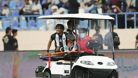 حسين الصبياني لاعب الشباب لحظة إصابته بقطع في الرباط الصليبي للركبة