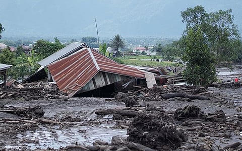 مصرع 16 شخصًا جراء انهيارات أرضية وفيضانات في إندونيسيا