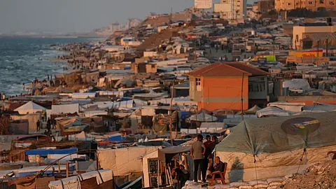 خيام للنازحين على شاطئ البحر في غزة- أرشيفية