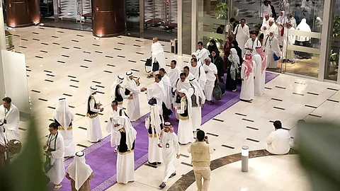وسط أجواء إيمانية.. ضيوف برنامج خادم الحرمين الشريفين يؤدون مناسك العمرة