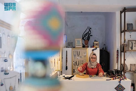 نادية الفضل.. حرفية سعودية تضع بصمتها الإبداعية على تحفها الفنية بجدة التاريخية