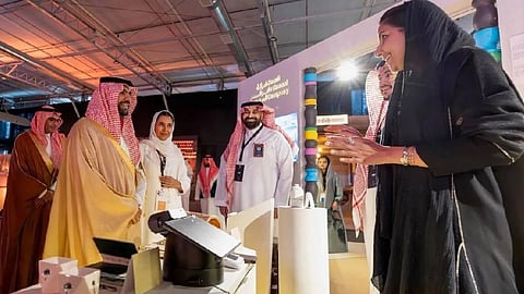 وزير الثقافة يوجه بتمديد معرض "بنان" حتى 30 نوفمبر الجاري