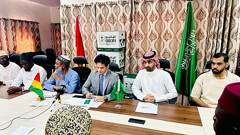 شاهد.. سفير المملكة بكوناكري يسلم 7 آلاف ذبيحة من لحوم الهدي والأضاحي إلى غينيا
