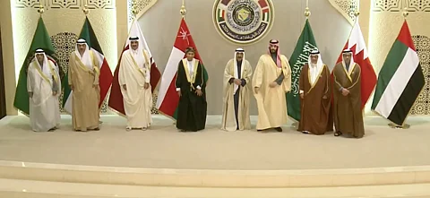 شاهد.. صورة تذكارية تجمع رؤساء الوفود المشاركة في القمة الخليجية