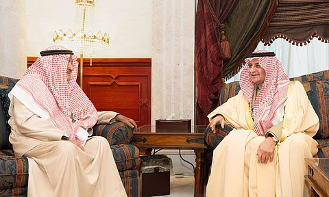 للاطمئنان على صحته.. أمير تبوك يزور الشيخ "أحمد الخريصي"