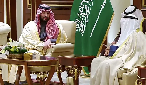 شاهد.. حديث ودي يجمع الأمير محمد بن سلمان مع أمير الكويت