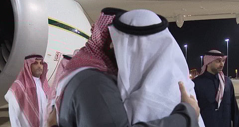 شاهد.. رئيس دولة الإمارات يستقبل ولي العهد ويؤكدان أهمية الحفاظ على الاستقرار الإقليمي