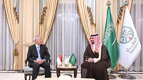 الأمير خالد بن سلمان مستقبلًا الوزير المنسق للأمن القومي السنغافوري تيو تشي هين