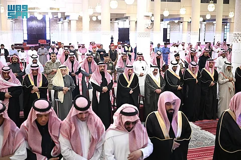 أمير الرياض يؤدي صلاة الميت على والدة فهد بن عبدالله بن عبدالمحسن بن مشاري