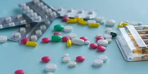 قلق واكتئاب وهذيان.. "العصيمي" يحذّر من تأثير المضادات الحيوية على الصحة النفسية