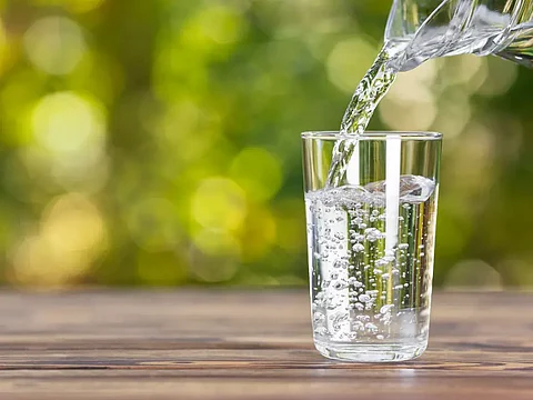 أسطورة شرب 8 أكواب من الماء يومياً وعلاقتها بعملية التمثيل الغذائي.. تعليق طبي