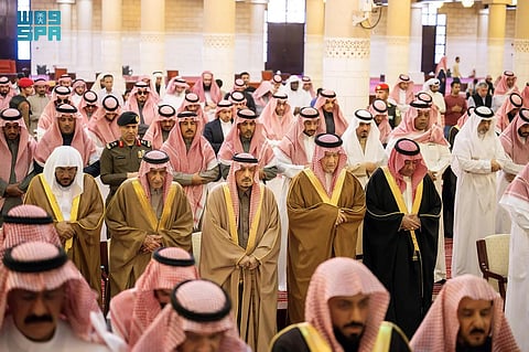 أمير الرياض يؤدي صلاة الميت على جواهر بنت سعد بن عبدالعزيز بن عبدالله بن تركي