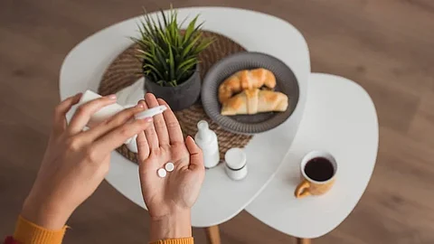 التزموا بالتوجيهات الطبية.. طبيب: 4 أنواع من الأدوية تفقد فعاليتها إذا تناولتها مع الطعام