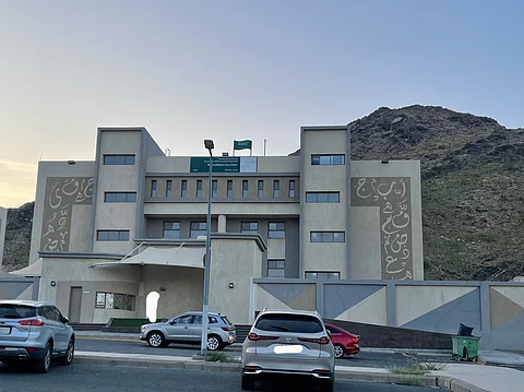 بلا سابق إنذار.. إغلاق مفاجئ لأبواب مدرسة بنات في وجه طالباتها بمكة والآباء يناشدون!
