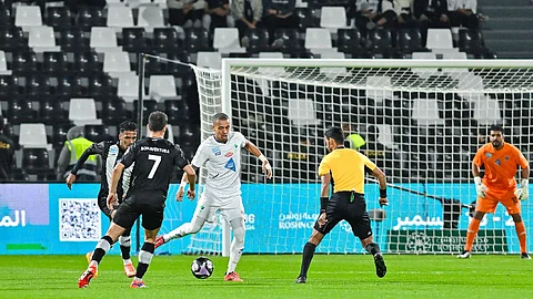 مازال يقبع في المركز الأخير.. الفتح يفرض التعادل أمام الشباب