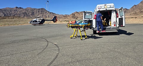 الإسعاف الجوي بـ"هلال نجران" ينقل مصاباً بحادث انقلاب من محافظة حبونا