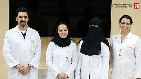 مستشفى الدكتور سليمان الحبيب بالسويدي ينقذ أم وجنينها من فتق رحمي بجراحة نادرة