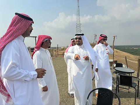 "محافظ بيش" يتفقد المشاريع الاستثمارية بوادي ومنتزهات "مسلية".. ويقف على تجهيزات فعاليات السفاري