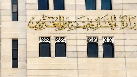 "نكتب اليوم صفحة جديدة".. وزارة الخارجية السورية تؤكد استمرار عمل بعثاتها في الخارج