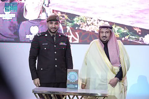 أمير القصيم يكرّم قوات الأمن البيئي لحصولها على جائزة التميز في العمل التطوعي
