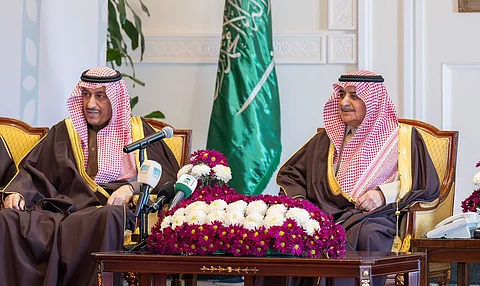 أمير تبوك يُكرِّم الفائزين بجائزة العمل التطوعي في دورتها الأولى
