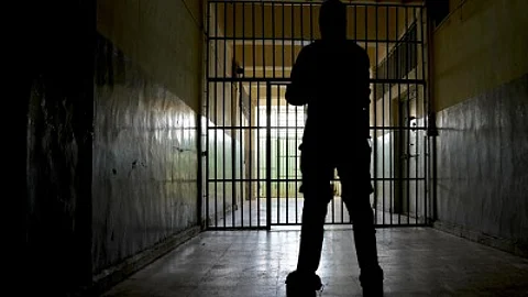 شهادة معتقل سابق في سجون "الأسد": السجناء يعذبون حتى الموت.. وكنا نُجْبَر على أكل الفئران الميتة