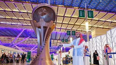 "مطارات جدة" تحتفل مع المسافرين بفوز السعودية باستضافة كأس العالم عام 2034