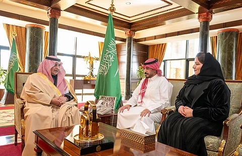 أمير تبوك يستقبل رئيس وأعضاء نادي "بلاي باك" للأفلام والمسرح بالمنطقة