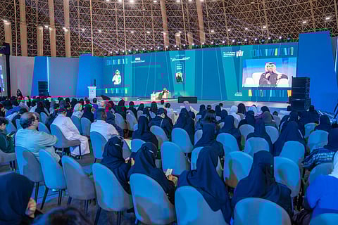 "جدة للكتاب" يستهل برامجه الثقافية بنقاش مشوق حول رواية "الانتهازي" للمسلم