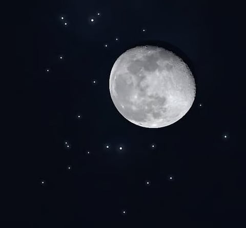 اليوم.. اقتران القمر الأحدب المتزايد بعنقود الثريا