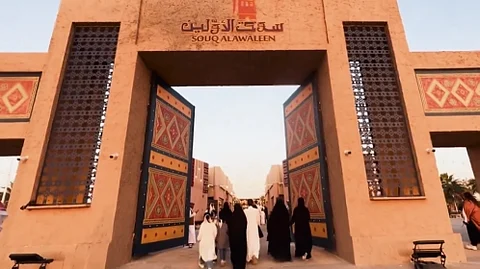 عبق الزمن الجميل.. "أم الليف" تعود بقصصها المرعبة إلى سوق الأولين في موسم الرياض