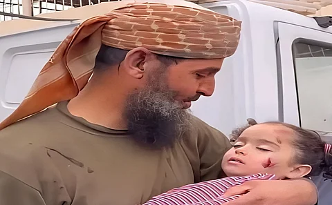 الجد خالد نبهان أثناء وداع حفيدته الصغيرة "ريم"