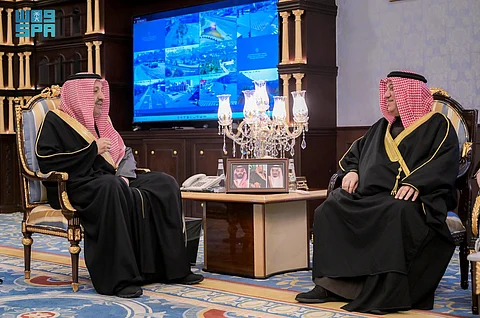 بعد التتويج عربيًّا.. أمير الباحة يتسلم مفتاح المدينة العربية المسؤولة اجتماعيًّا