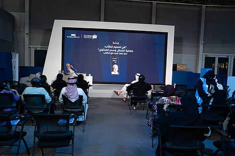 "جمالية الشكل وسحر المحتوى".. توصية محورية تدعو للعودة للقراءة التقليدية للكتب بمعرض جدة