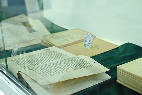 تاريخها يعود لـ330 عاماً... جامعة المؤسس تُبهر زوار معرض جدة للكتاب بمخطوطات نادرة