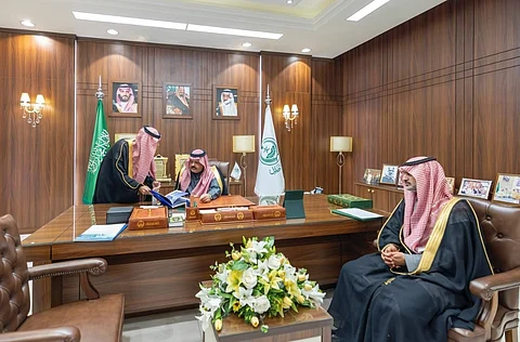 "أمير حائل" يطلع على التقرير السنوي للتجمع الصحي بحائل لعام 2024م وخطط المستقبل