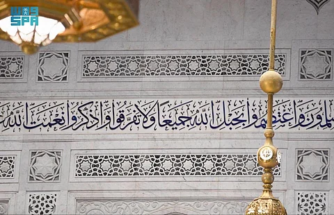 في رحاب المسجد الحرام.. الخط العربي يرسم الجمال الأصيل ويزيّن الجنبات