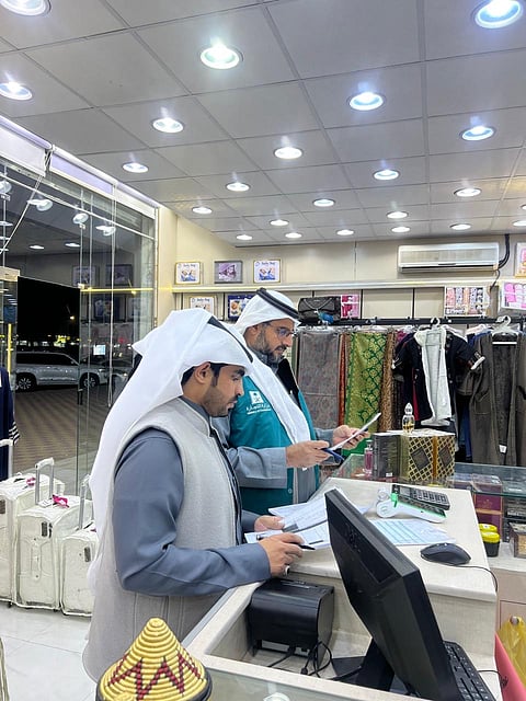 بالصور.. لجنة توطين الوظائف بنجران تُتابع تطبيق قرارات التوطين في نشاط تصميم وبيع العبايات