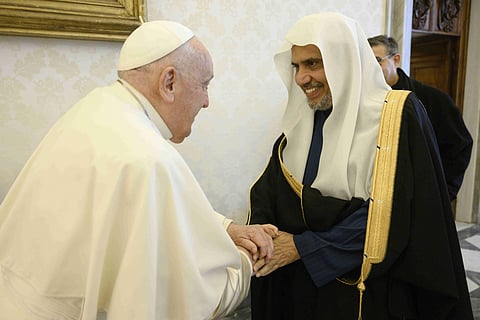 البابا فرنسيس يستقبل د.العيسى في مكتبه بالفاتيكان.