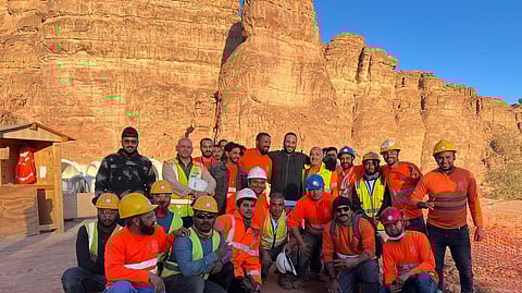 ولي العهد يزور مشروع منتجع شرعان في العلا ويلتقي بالعاملين على تحقيق رؤية التطوير