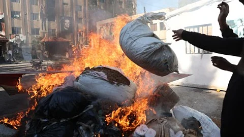 شاهد.. السلطات السورية تحرق نحو مليون حبة كبتاغون