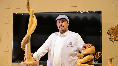 النحت.. حكاية شغف يرسمها فنان سعودي في مهرجان الملك عبد العزيز للإبل